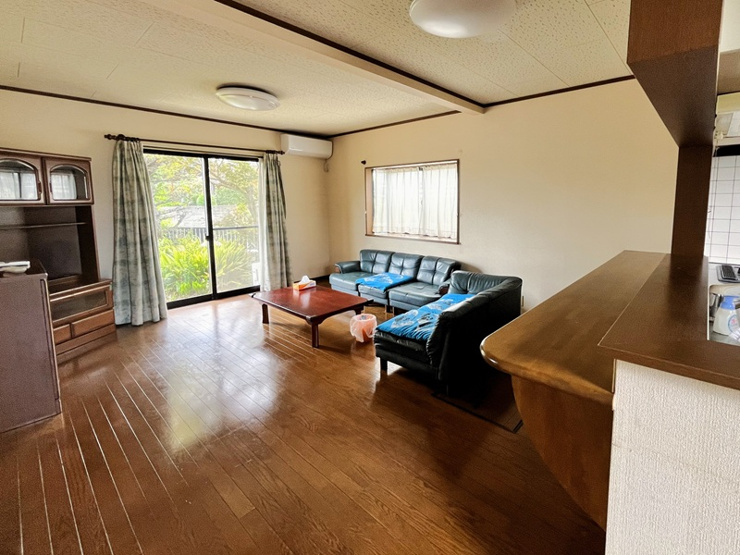 行田市長野５丁目　中古戸建　LDK②　南むきの日当たりの良いリビングとなっております。