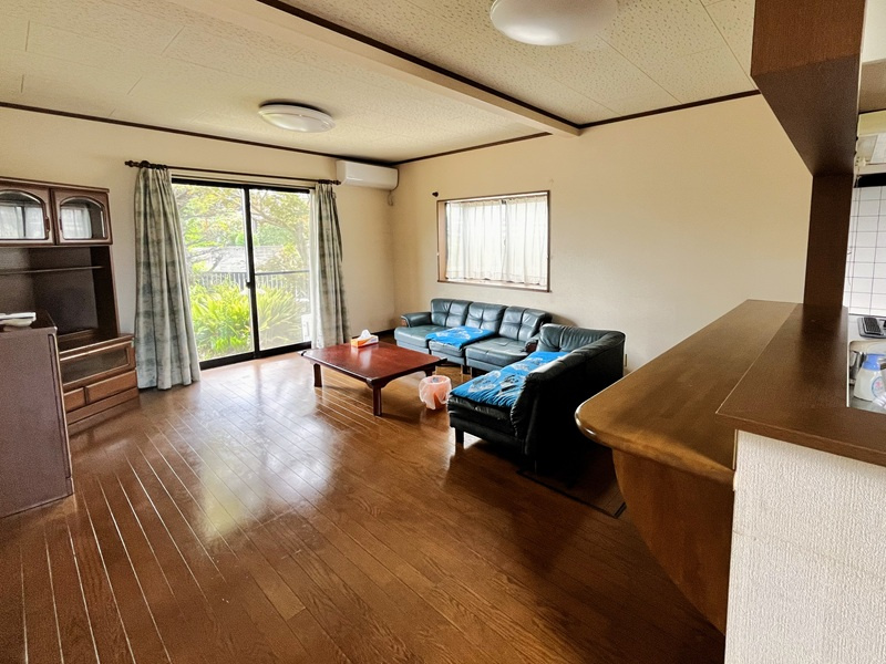 行田市長野５丁目　中古戸建　LDK②　南むきの日当たりの良いリビングとなっております。
