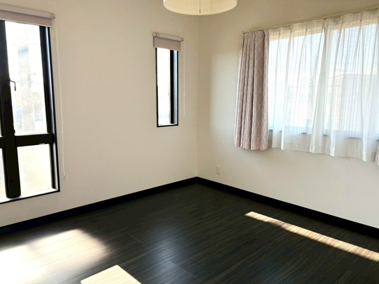 行田市前谷　中古戸建　洋室（南西側）　南向きの日当たりの良い8帖のお部屋。