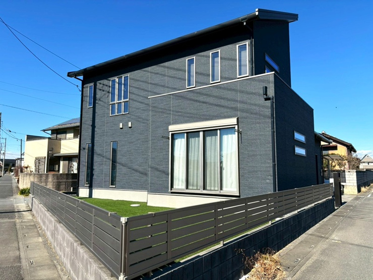 行田市前谷　中古戸建　外観写真　日当たりの良い南道路に面した住まいです。