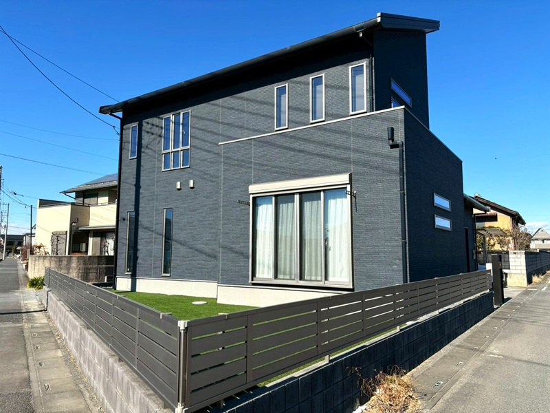 行田市前谷　中古戸建　外観写真　日当たりの良い南道路に面した住まいです。
