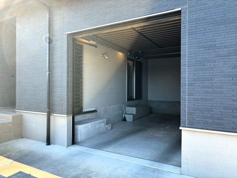 行田市前谷　中古戸建　ガレージ出入口　ガレージ内には土間収納と洗面スペースに直接出られる出入口がございます。