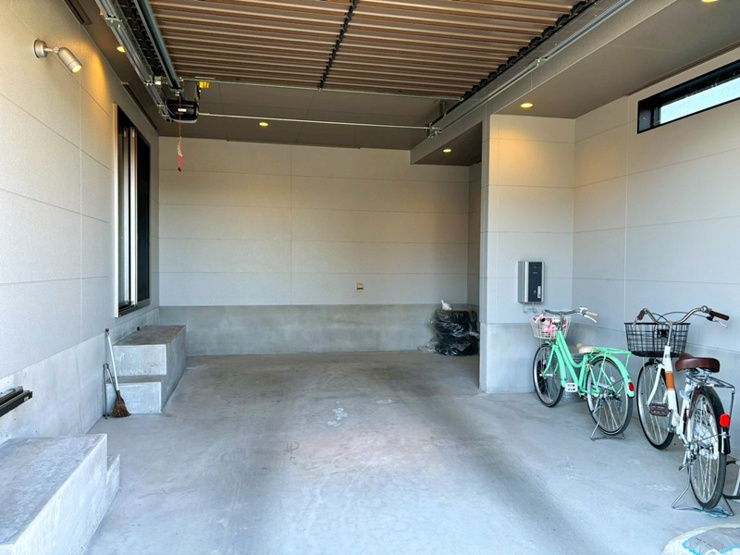 行田市前谷　中古戸建　ガレージ内部　ゆとりある広さが特徴的。車のスペースのほかに、自転車やベビーカー、ガーデニング用品なども置けます。