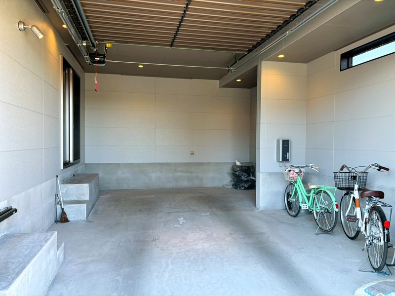 行田市前谷　中古戸建　ガレージ内部　ゆとりある広さが特徴的。車のスペースのほかに、自転車やベビーカー、ガーデニング用品なども置けます。