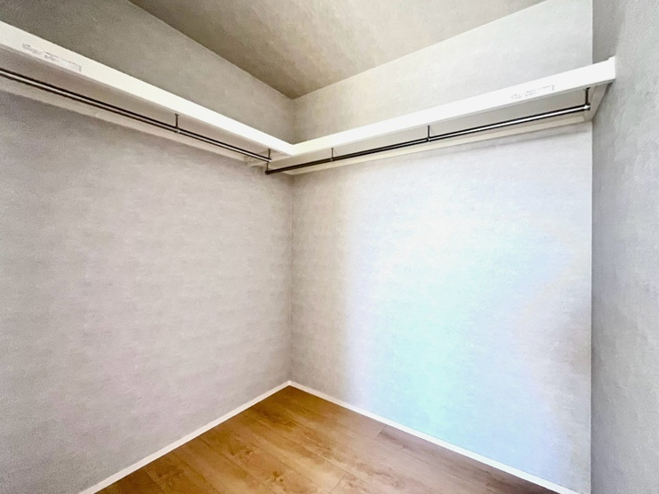 行田市桜町３丁目９区画４号棟　主寝室収納　主寝室には収納量豊富なWICをご用意しました。左右分けてお使いいただけます。