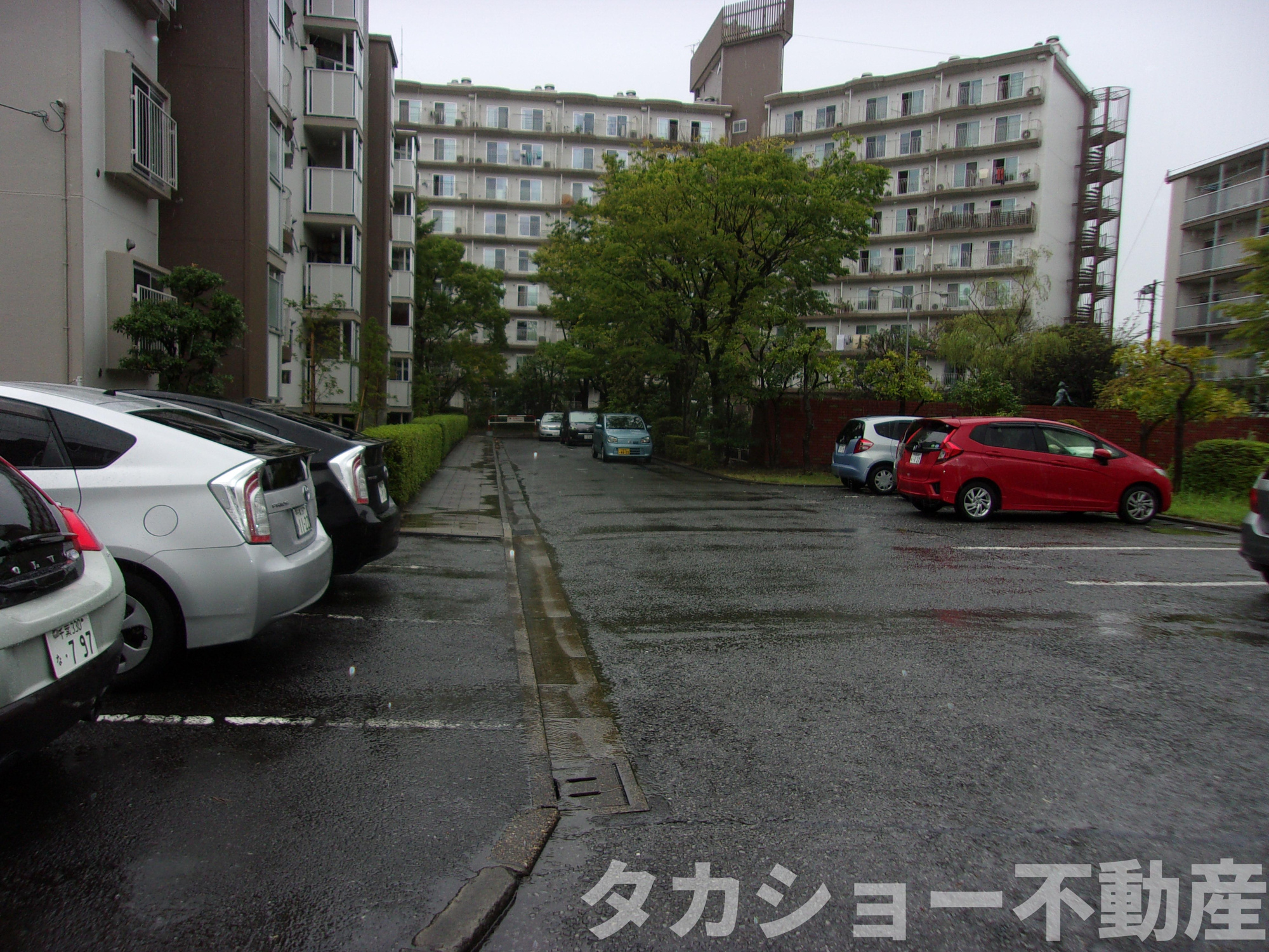検見川アートホームズの駐車場