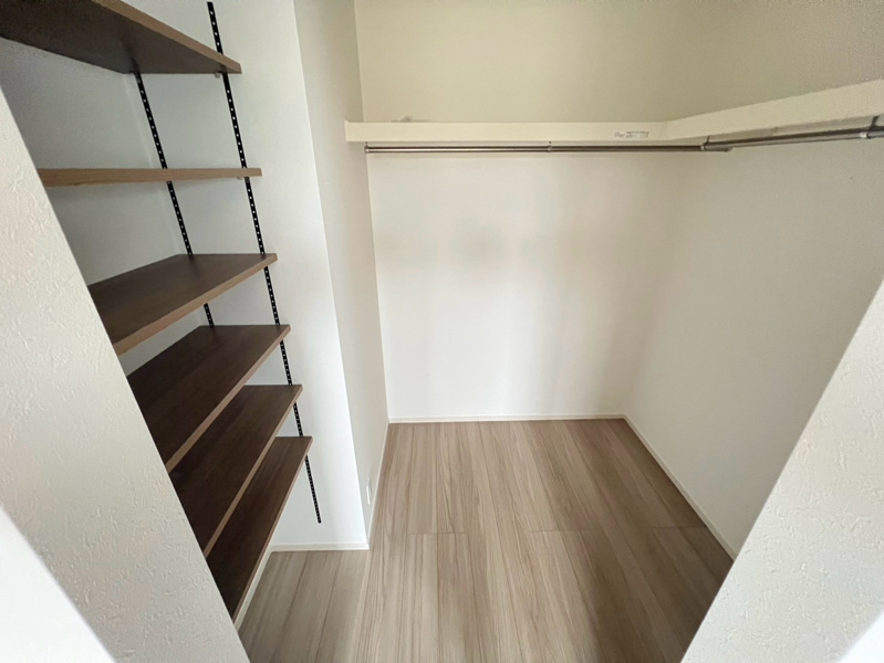 【坂戸市片柳2号棟 主寝室WIC+物入】主寝室には大きなWICがついてます。枕棚、ハンガーパイプ付きなのでたくさんのお洋服をしまっておけて便利です。