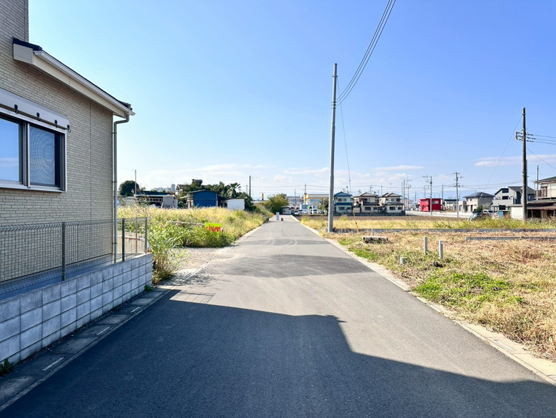 【坂戸市片柳2号棟 前面道路】幅員6.0ｍです！(2025.10.30撮影)