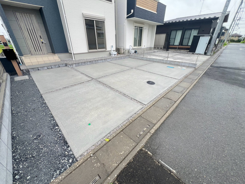 【坂戸市片柳2号棟 駐車スペース】車2台並列駐車可能です！駐車もゆったり行えます。