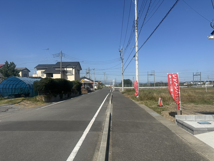 【館林市岡野町1区画　現地写真】
西側6ｍ幅道路です。