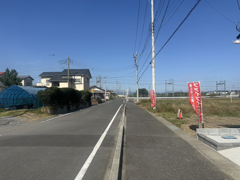 【館林市岡野町1区画　現地写真】
西側6ｍ幅道路です。