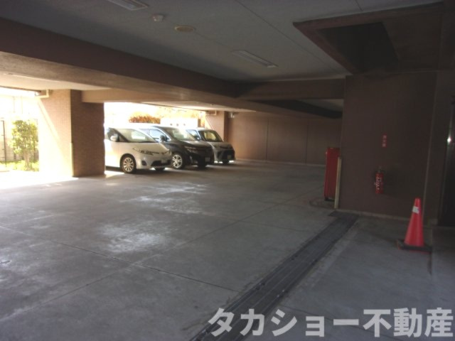 ダイアパレスパレッティアの駐車場|車をお持ちの方に嬉しい駐車場付きの物件です