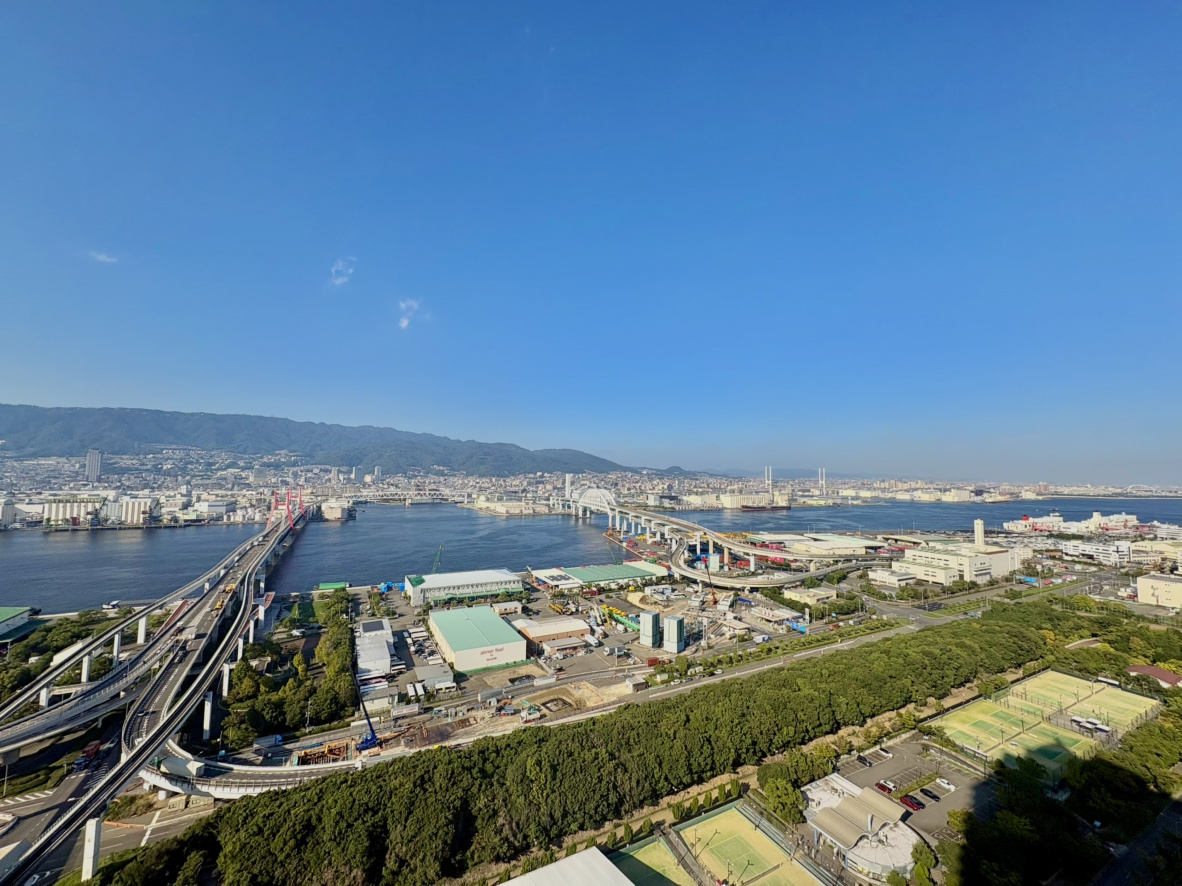 RICイーストコート3番街の展望|前面を大きく遮る建造物がなく、遠くの美しい山並みや広大な海の景色まで広く見渡せる北側バルコニーです。。遮るもののない大パノラマを日常の中で贅沢に楽しめる、高層階ならではの贅沢なロケーションが魅力です。