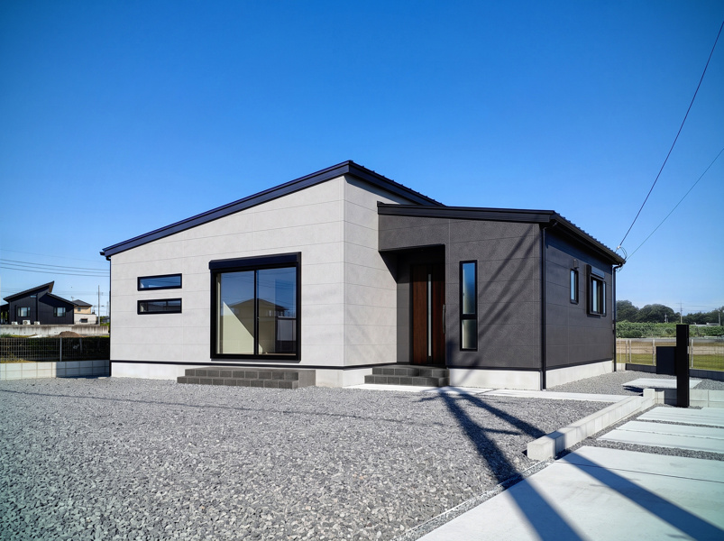 【3号棟：外観完成イメージ】ワンフロアで快適に過ごせるスタイリッシュな平屋住宅。グレーの洗練されたツートンカラーと片流れ屋根のシルエットが、落ち着きのある現代的な美しさを演出します。