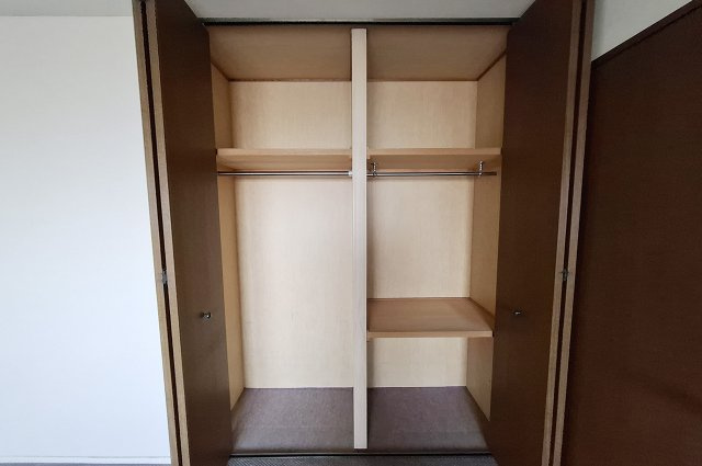 サンシティ貝塚五番館の収納|洋室1クローゼット：仕切り付きのクローゼットは整理整頓に重宝します。