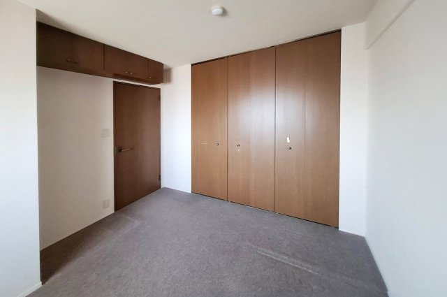 サンシティ貝塚五番館の子供部屋|洋室2：クローゼット付きで生活スペースを広く保ちやすいお部屋です。