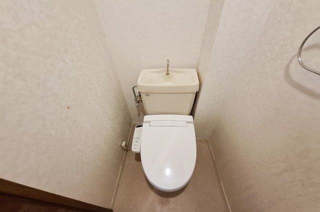 サンシティ貝塚五番館のトイレ|トイレ：現況のトイレです。別途費用で定額リフォームパックをご利用いただけます。
