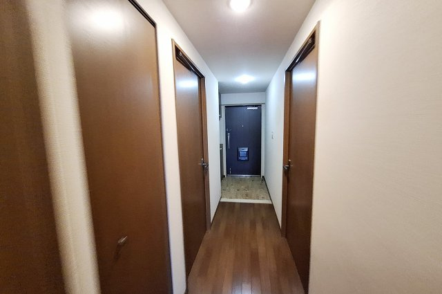 サンシティ貝塚五番館の玄関|エントランス：各居室・水回り・LDKへと繋がる廊下。