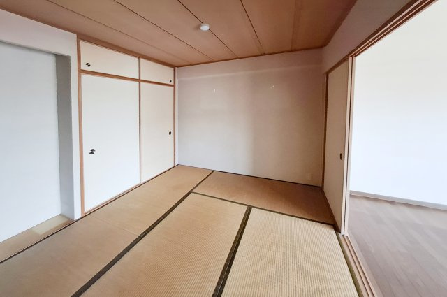 サンシティ貝塚五番館の和室|和室：約6帖。押入収納があり、布団や季節物を収納できます。客間としても活用でき、多用途に使えます。