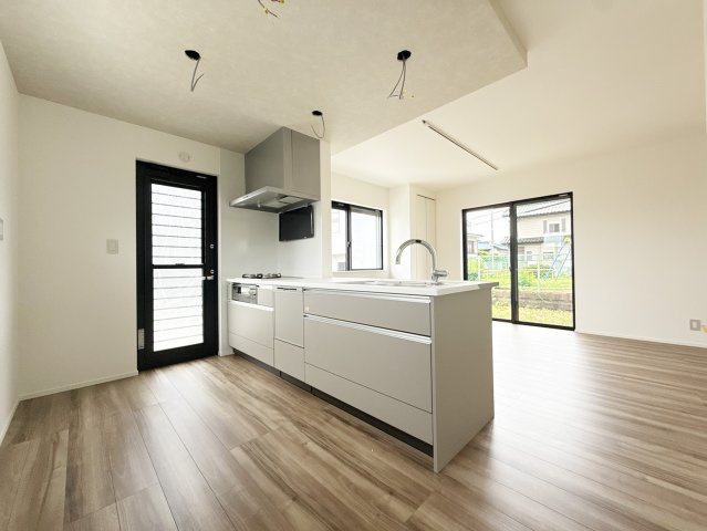 ◆土地200m2以上◆カースペース２台～上依知　新築分譲～全2棟のキッチン|LDKを見渡せる対面キッチンは、天井部分を一段下げたスタイリッシュな折り下げ天井デザイン。家事をサポートする食器洗い乾燥機やスタイリッシュなグースネックのタッチレス水栓、ゴミ出しに便利な勝手口ドアも標