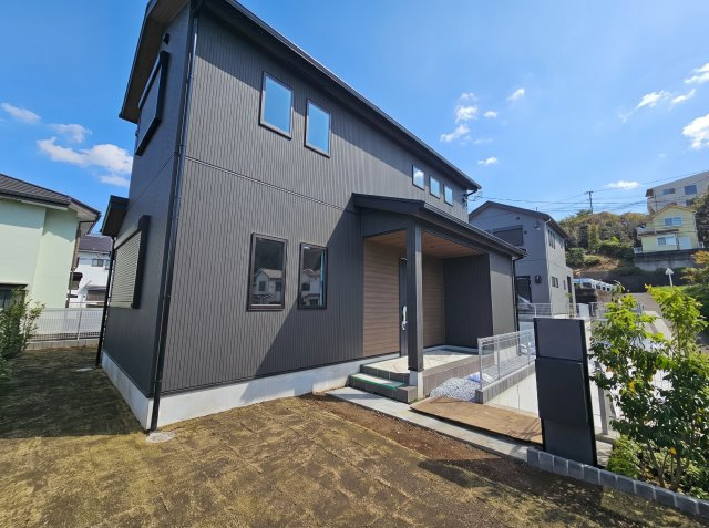 ◆土地200m2以上◆カースペース２台～上依知　新築分譲～全2棟の外観|外壁には、黒を基調とした縦ラインのスタイリッシュなサイディングを採用。モダンで洗練された印象を与える、飽きのこないデザインです。