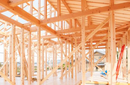 ◆土地200m2以上◆カースペース２台～上依知　新築分譲～全2棟の構造・工法・仕様|【モノコック工法】木造軸組に耐力面材を貼り面構造とし、床版により水平構面の剛性を高めたもの。木造軸組工法の特性と、建物にかかる力を壁全体で支える面構造の融合により、高い耐震性能を発揮します。