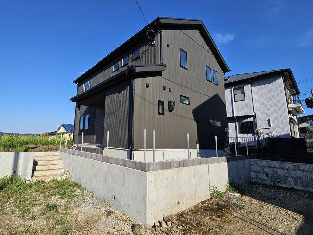 ◆土地200m2以上◆カースペース２台～上依知　新築分譲～全2棟の外観|外壁には、黒を基調とした縦ラインのスタイリッシュなサイディングを採用。モダンで洗練された印象を与える、飽きのこないデザインです。