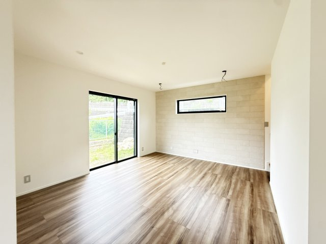 ◆土地200m2以上◆カースペース２台～上依知　新築分譲～全2棟の居間・リビング|アクセント壁にはデザイン性と機能性を兼ね備えた機能性壁材「エコカラット」を採用！湿度を調整し、生活臭を低減してくれるため、いつでもクリーンで心地よい空気に包まれます。