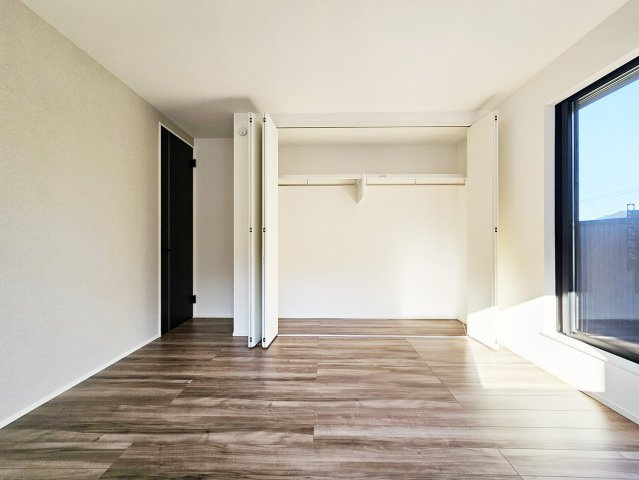 ◆土地200m2以上◆カースペース２台～上依知　新築分譲～全2棟の洋室|主寝室は8.0帖と広々。全室クローゼット付きで、お子様部屋やリモートワーク部屋としても快適にお使いいただけます。