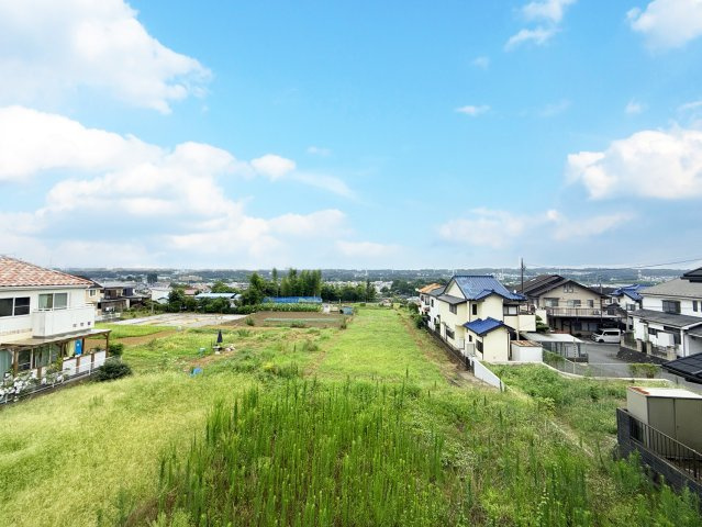◆土地200m2以上◆カースペース２台～上依知　新築分譲～全2棟の展望|2階寝室からは、目の前に遮るもののない素晴らしい眺望が広がります！青空と豊かな緑を一望でき、日当たりの良さと心地よい風通りを実感していただけます。向かいからの視線も気にならず、プライベートな時間をゆっ