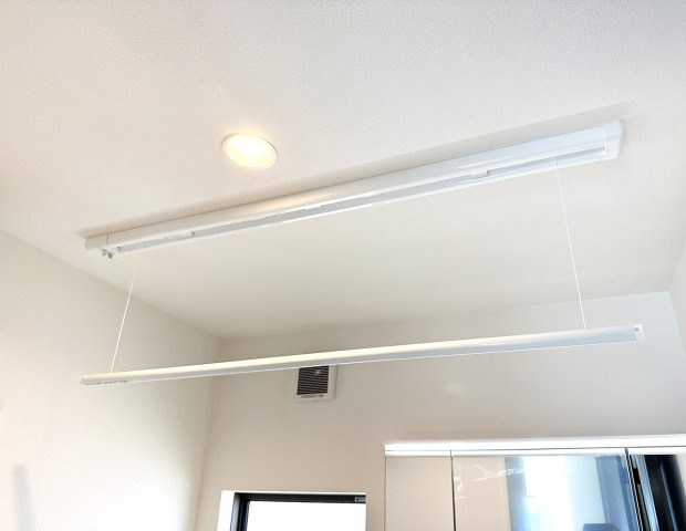 ◆土地200m2以上◆カースペース２台～上依知　新築分譲～全2棟のその他|【室内物干し】梅雨や花粉の季節など、天候に関わらず洗濯物を干すことができます。天井からの吊り下げ式で場所も取りません。
