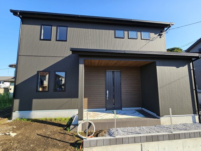 ◆土地200m2以上◆カースペース２台～上依知　新築分譲～全2棟の外観|外壁には、黒を基調とした縦ラインのスタイリッシュなサイディングを採用。モダンで洗練された印象を与える、飽きのこないデザインです。
