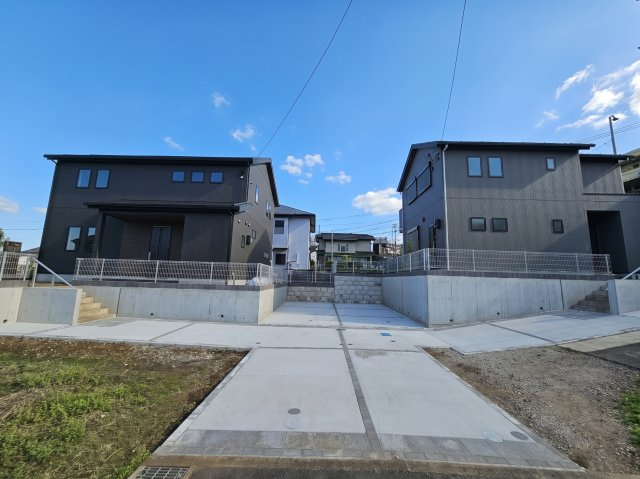 ◆土地200m2以上◆カースペース２台～上依知　新築分譲～全2棟の前面道路含む現地写真|防犯や防音に優れた電動シャッター（1階部分・各号棟による）や玄関電子キーを採用。