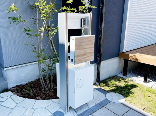◆山崎町全８棟開発分譲◆カースペース２台◆３７坪以上◆の防犯設備|共働きや子育てで忙しい毎日に便利な宅配ボックス。非対面で荷物を受け取れるため、お子様の寝かしつけ中や入浴中も安心です。再配達の手間を省き、時間を有効活用できます◎