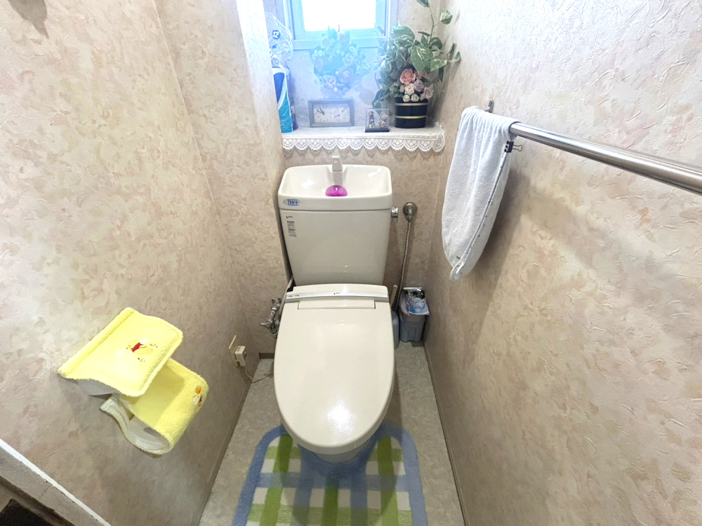 ローズコーポ千里B棟のトイレ|落ち着いた色調のトイレです