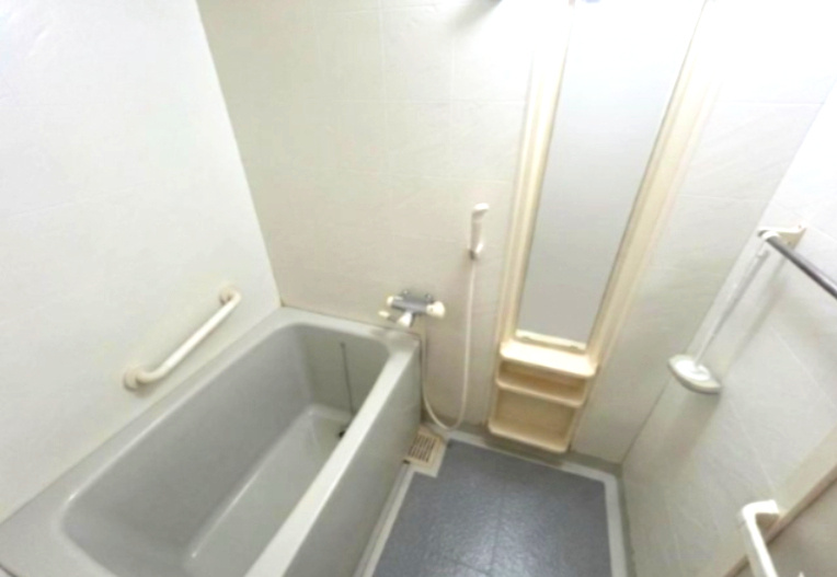 ローズコーポ千里B棟の浴室|※居住中につき、家具消し加工を施しています。現状と相違しますので、現地優先となります。