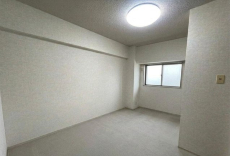 ローズコーポ千里B棟の洋室|※居住中につき、家具消し加工を施しています。現状と相違しますので、現地優先となります。
(北側洋室)