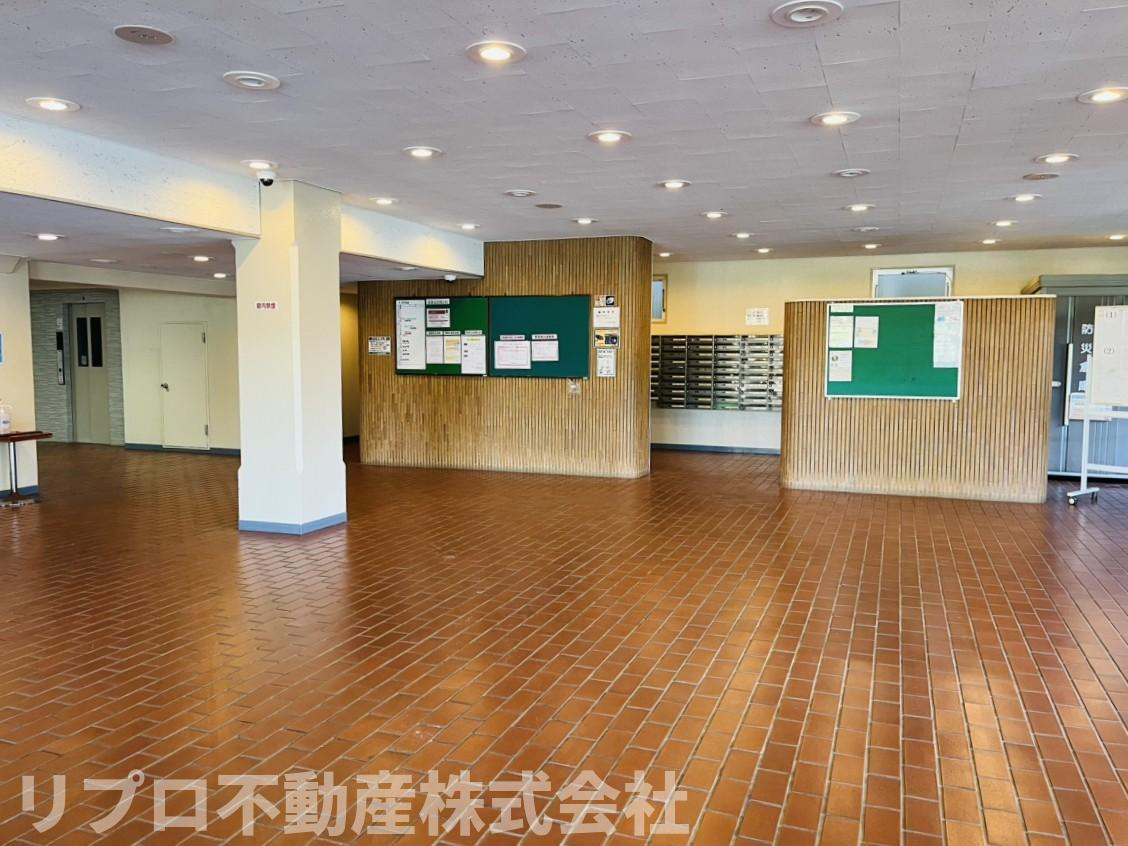 ファミール南常盤平８階のエントランス|広めのエントランスです