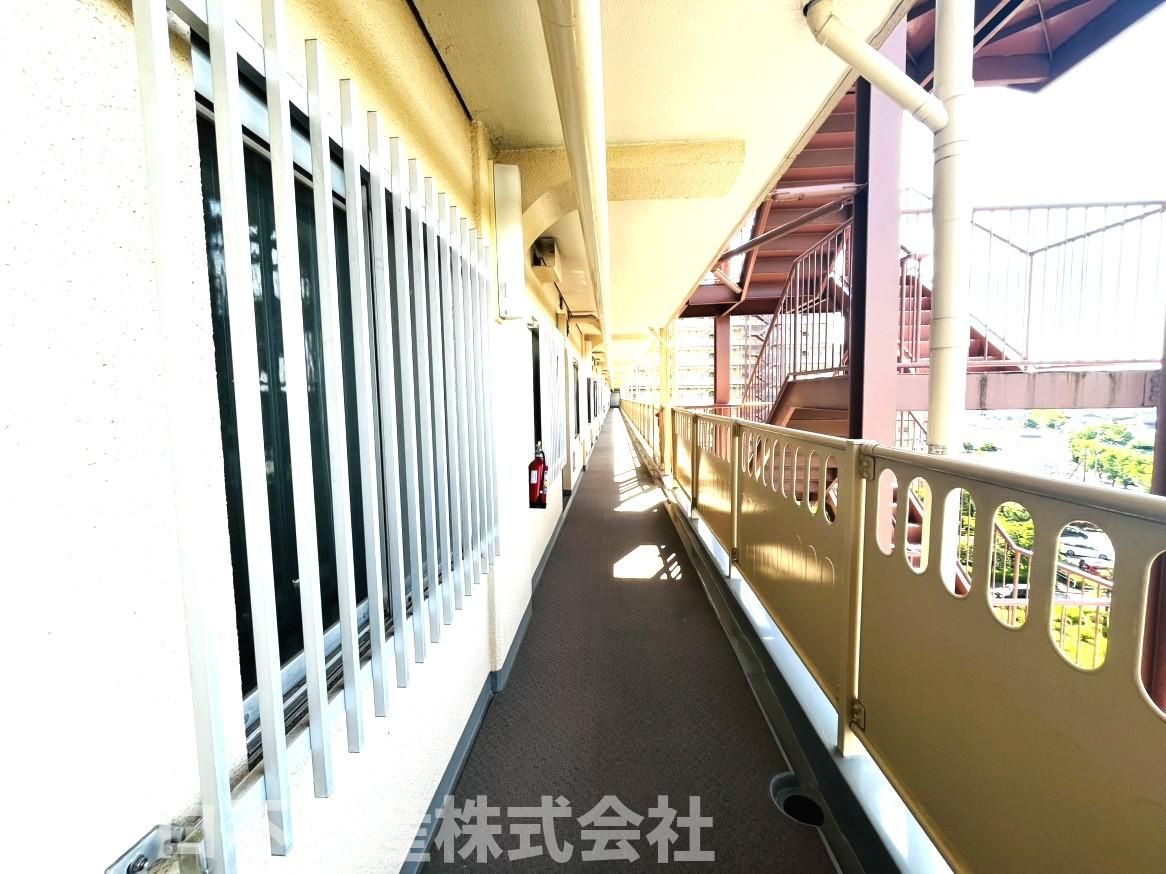 ファミール南常盤平８階のその他共用部分|玄関外から見た廊下となります