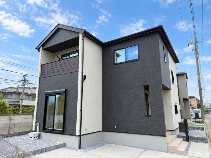 久喜市古久喜（全2区画）2号棟　外観　さわやかで明るいアイボリーと周囲に溶け込みやすく高級感のあるチャコールのコントラストが美しい外観です。