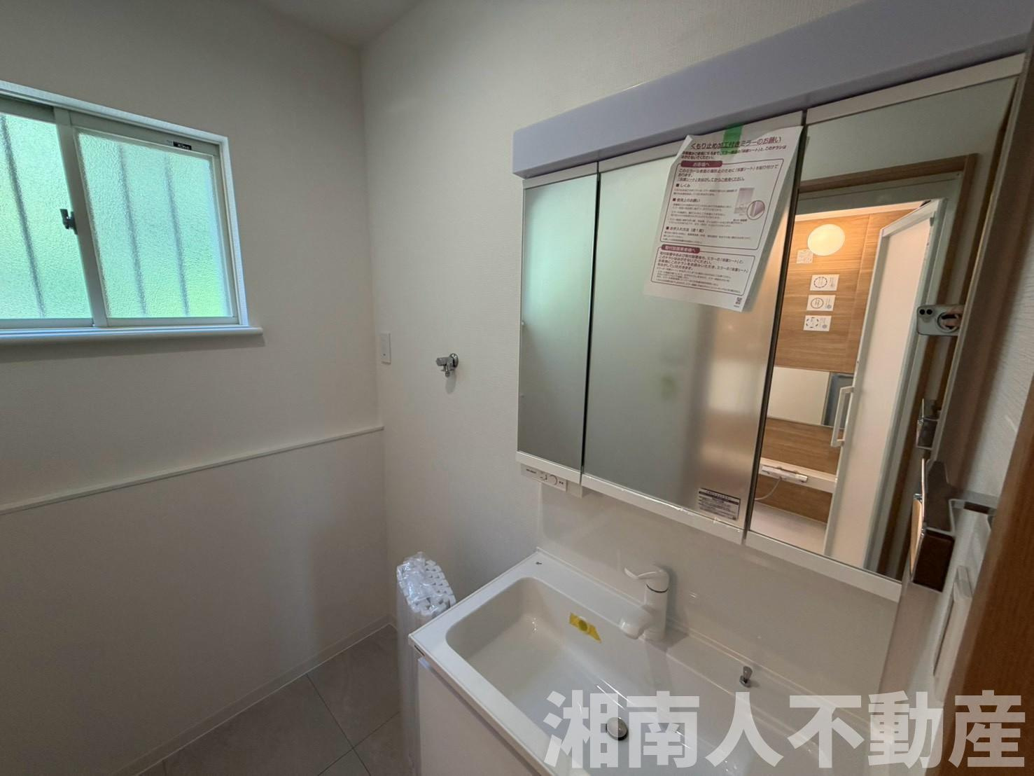 鎌倉市七里ガ浜東５丁目５－１３戸建の独立洗面台|独立洗面台、小物を置くことができて便利です