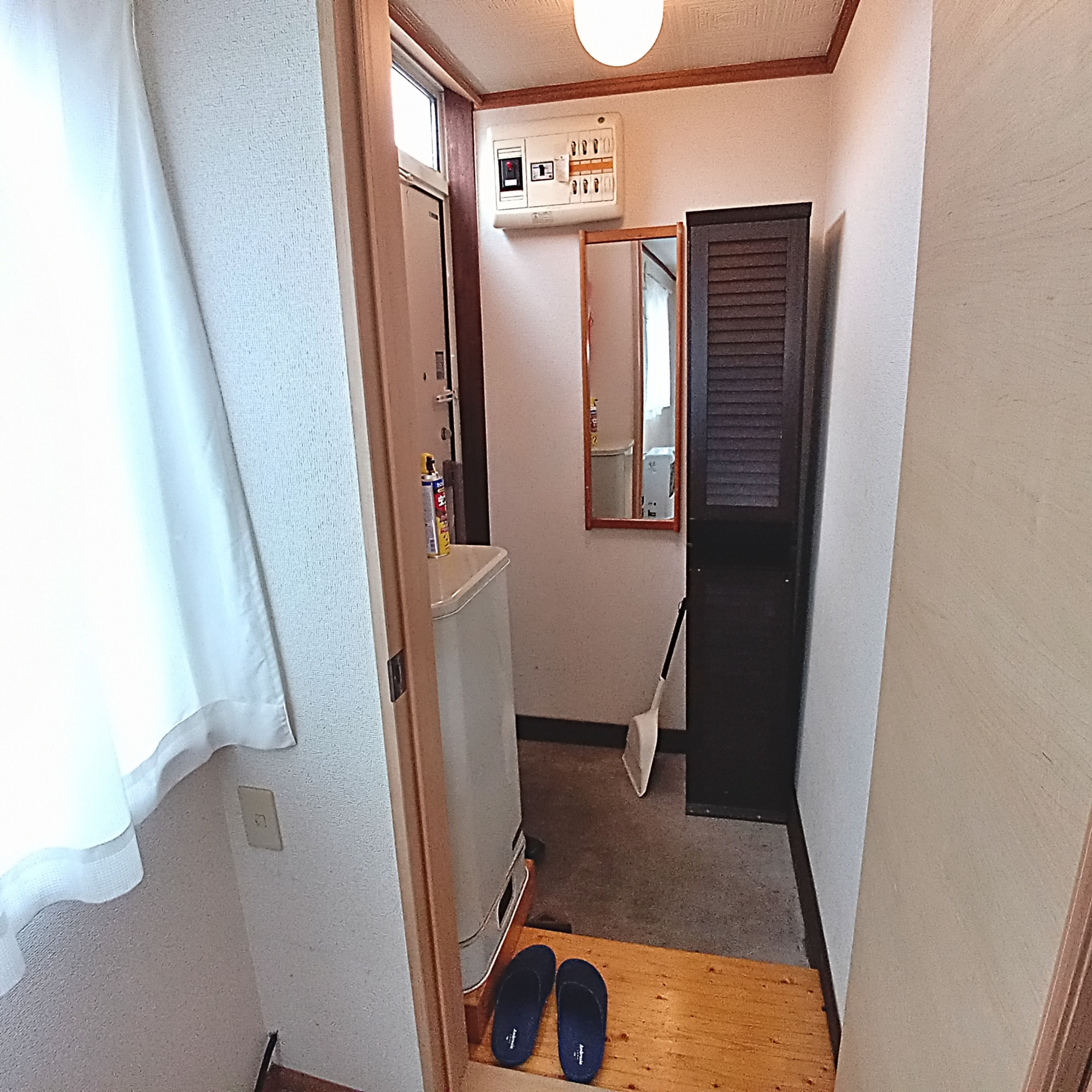 室蘭市東町2丁目19-1　中古住宅の玄関