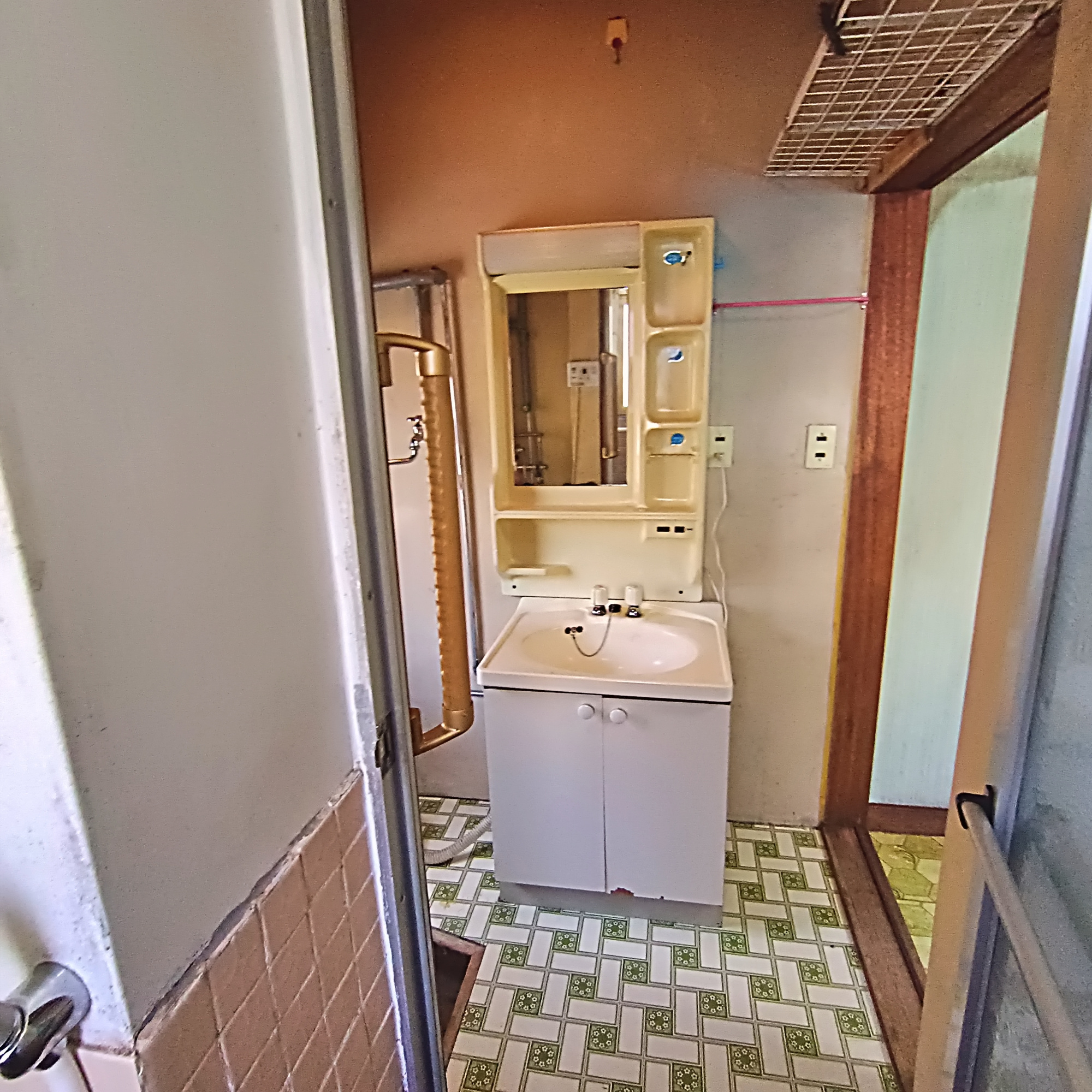 伊達市末永町24-23　中古住宅の独立洗面台