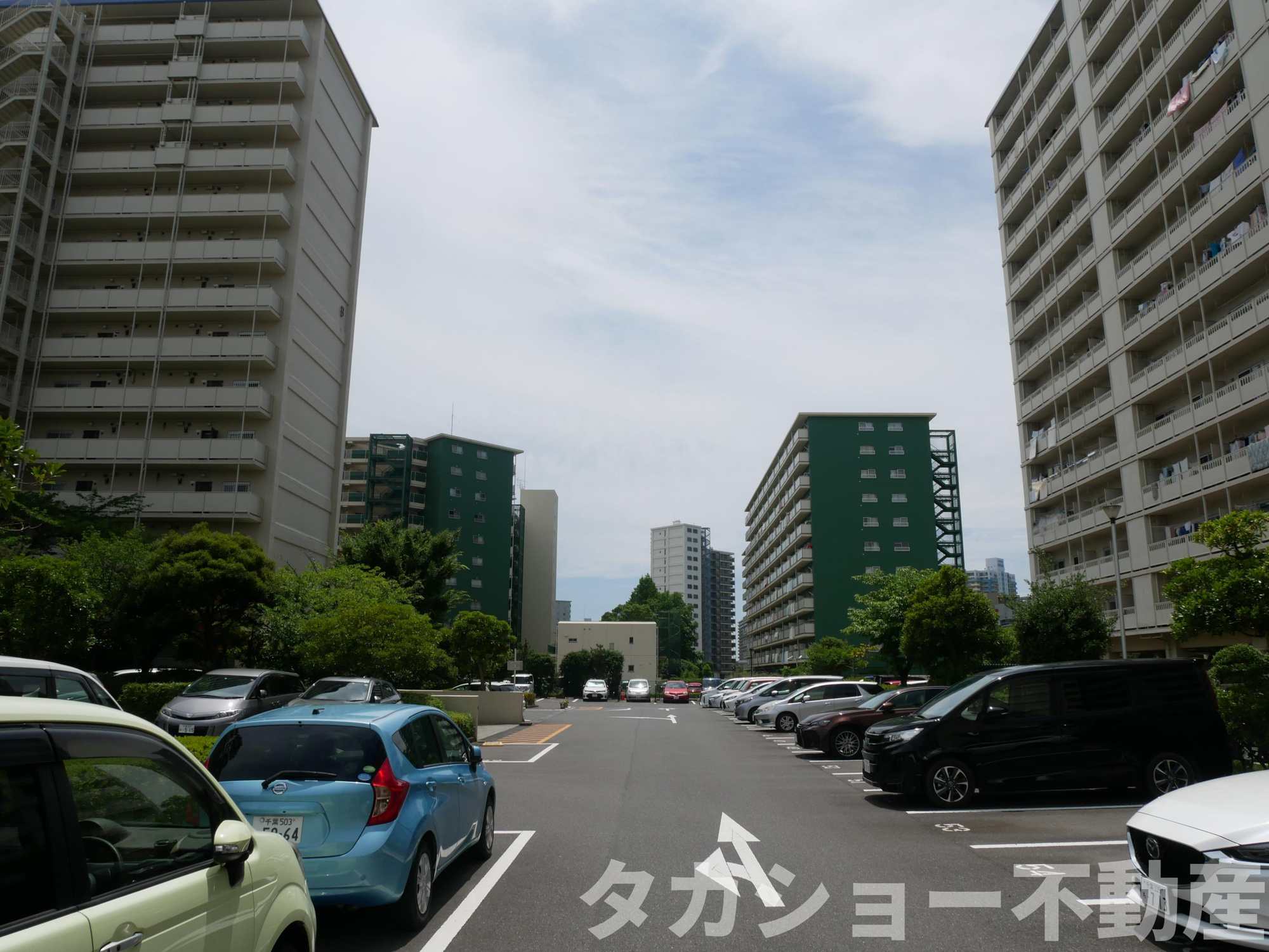 東建検見川マンション　B棟の駐車場|駐車場に車を止められます