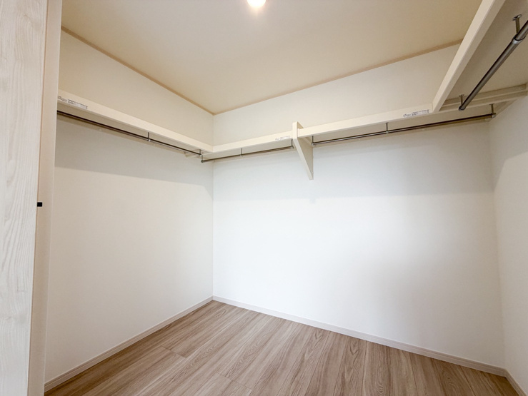 《高萩町3期　ウォークインクローゼット》3帖の広さがあり、お部屋に収納を置かずにウォークインクローゼット内ですっきり仕舞えます！