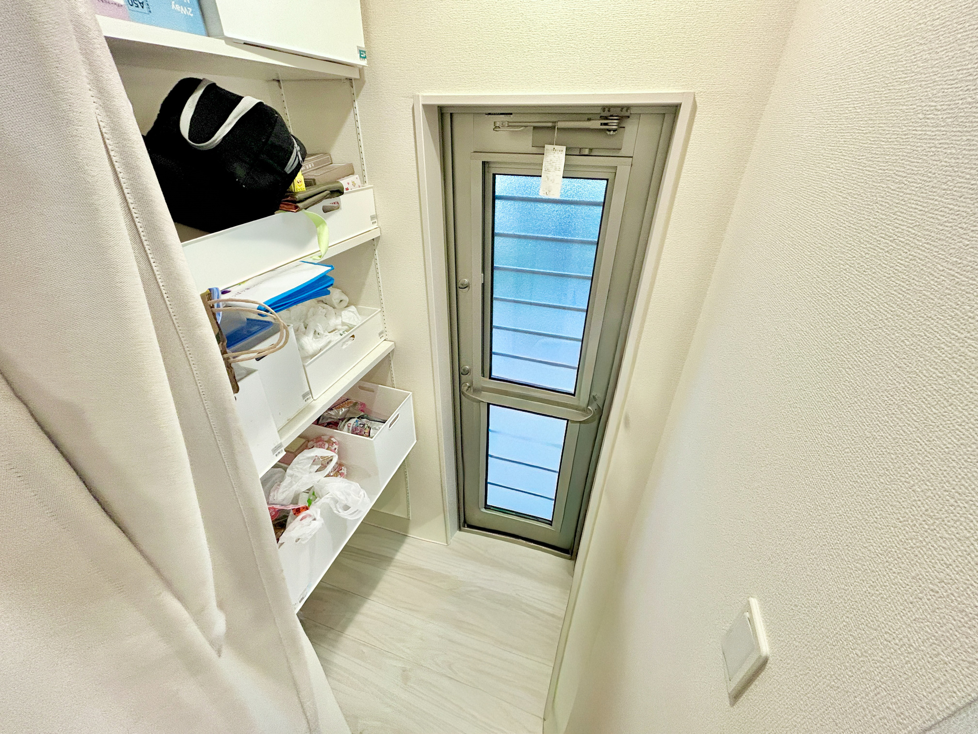 前橋市朝日が丘３丁目　中古戸建の内装|キッチン横にはパントリーがついており、たくさんの食器や食材を収納いただくことが可能です！