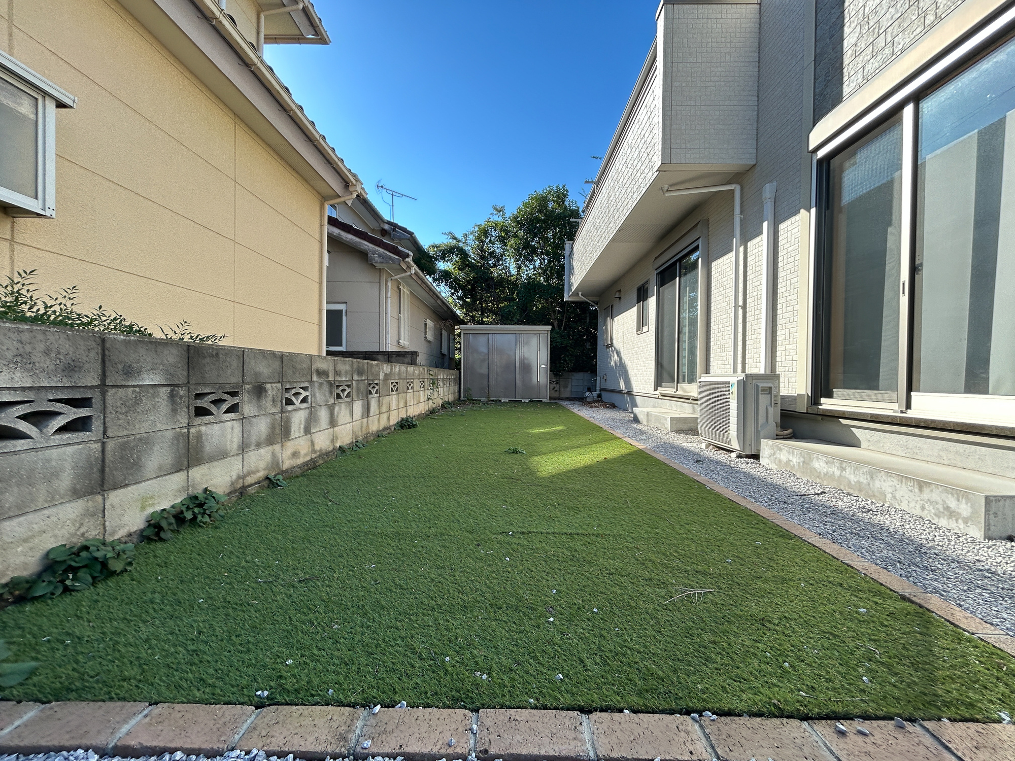 前橋市朝日が丘３丁目　中古戸建の庭|お庭には人工芝施工済みで緑の色が安らぎを感じさせます♪
