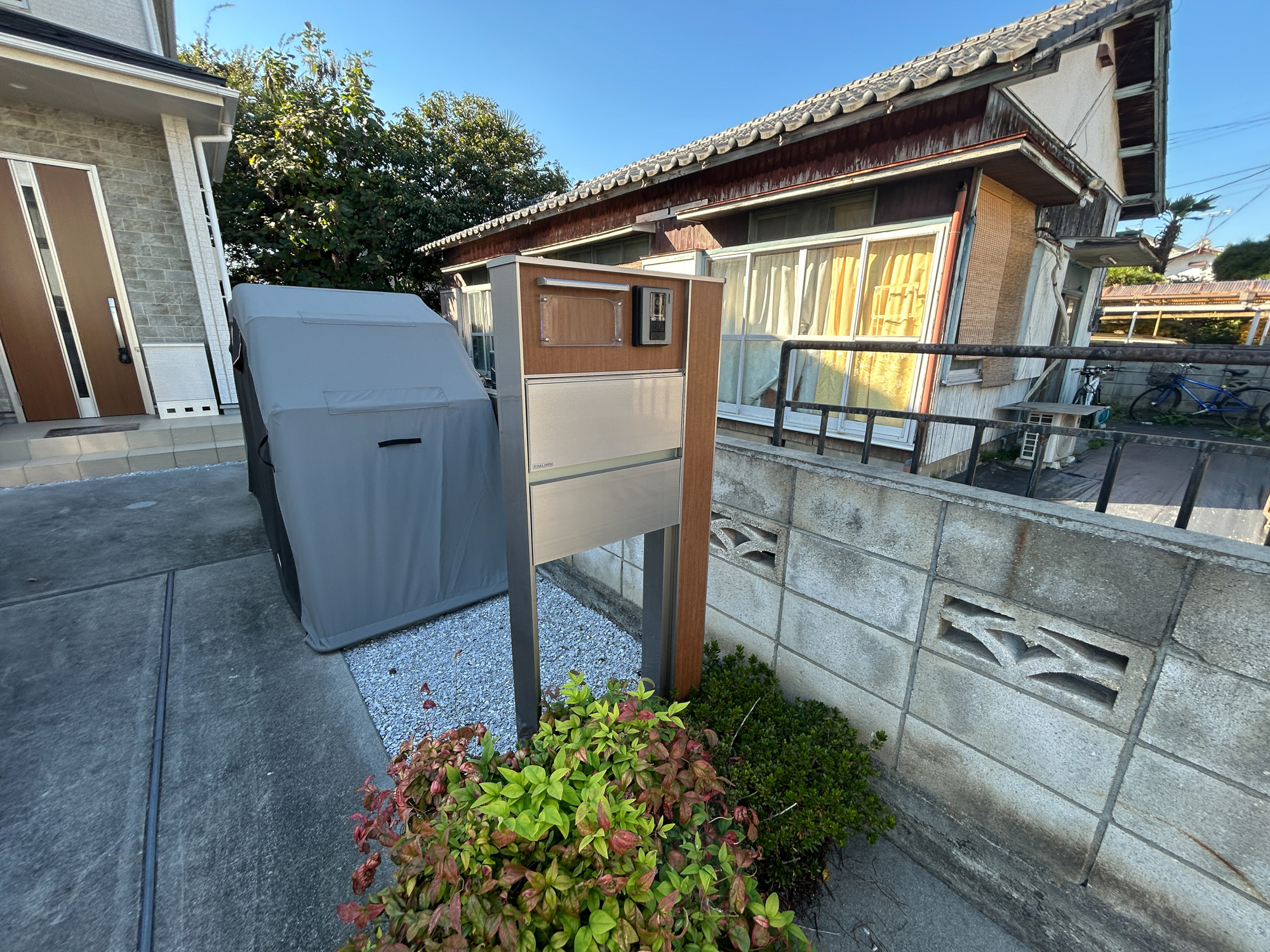 前橋市朝日が丘３丁目　中古戸建の設備|おしゃれな機能ポールにはポスト、インターフォン、表札付きです♪						
						
