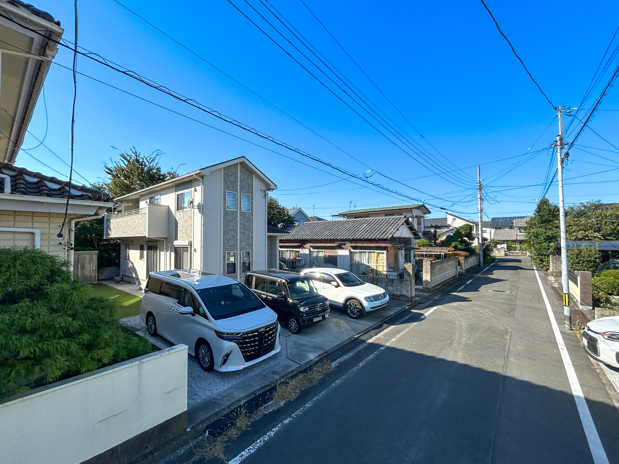 前橋市朝日が丘３丁目　中古戸建の前面道路含む現地写真|閑静な住宅地で子育て家族にピッタリ。毎日のお散歩も快適な緑に恵まれたエリアで、自然に包まれた穏やかな暮らしを実現するための、ゆとりある住環境が整っています。

