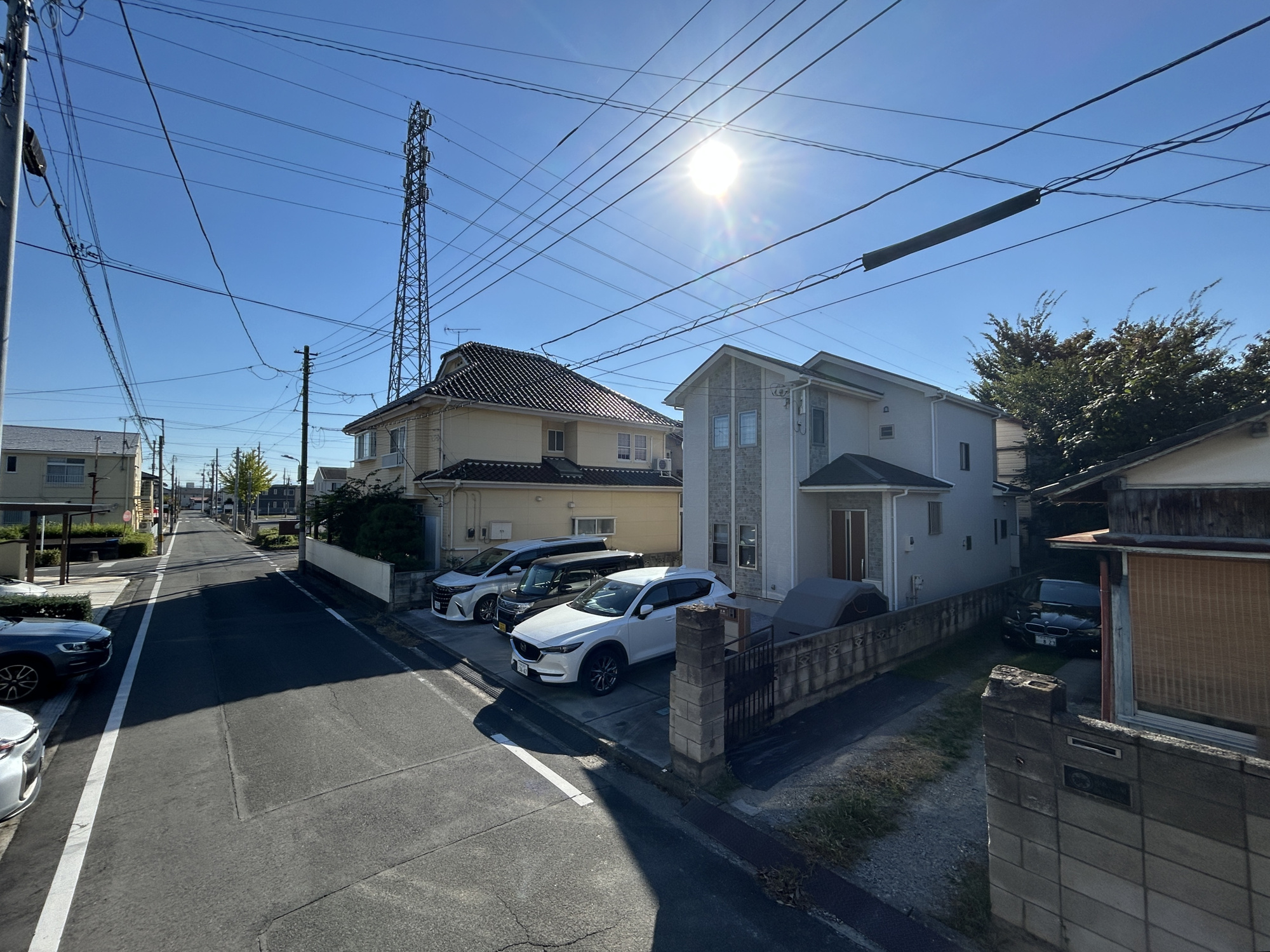 前橋市朝日が丘３丁目　中古戸建の前面道路含む現地写真|低層の一戸建てを中心とした街並みが整然と続き、周辺は高い建物が建っていないので、採光や開放性に恵まれ、空が広く緑の多い閑静な趣を感じる環境です。

